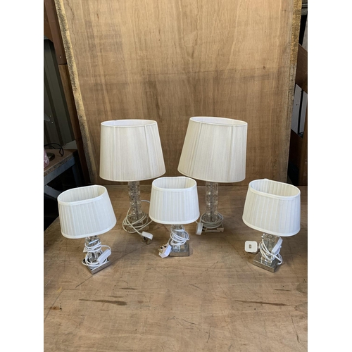 1045 - Five modern glass table lamps and shades