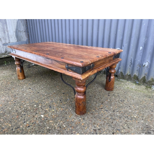 111 - A large hardwood coffee table 110x60x40