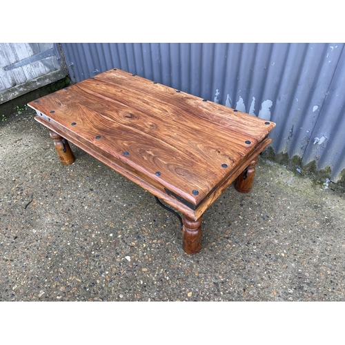 111 - A large hardwood coffee table 110x60x40