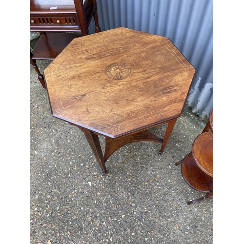 171 - A reproduction whatnot, inlaid centre table and a cake stand