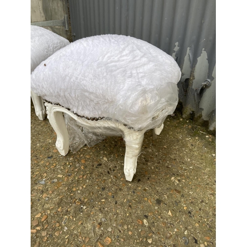 173 - A pair of french style footstools with white fluffy upholstery 45x45x40