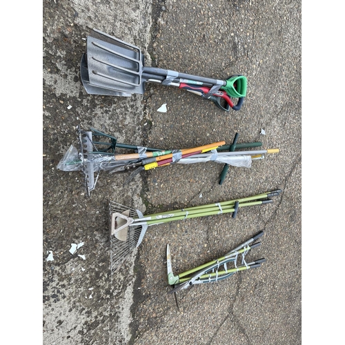 190 - Four bundles of good quality garden hand tools