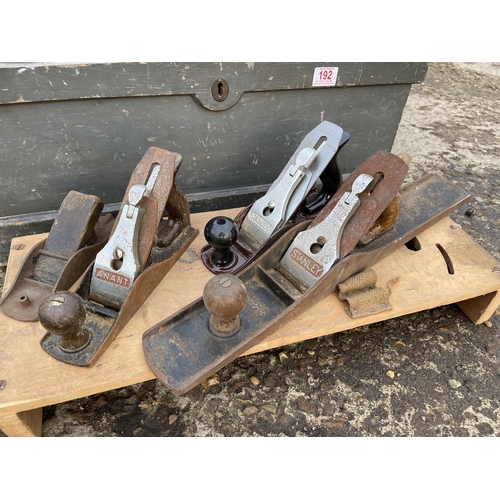 192 - A wooden carpenters box containing four planes