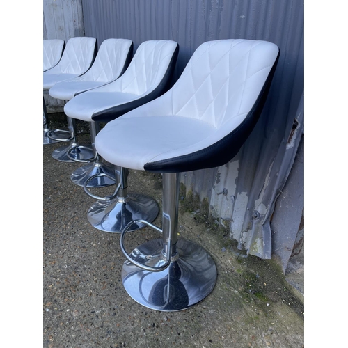 221 - A set of five modern chrome and vinyl has lift bar stools