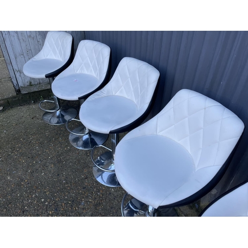 221 - A set of five modern chrome and vinyl has lift bar stools