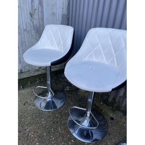 221 - A set of five modern chrome and vinyl has lift bar stools