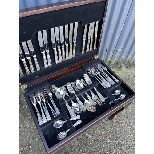 223 - A Cooper & Luddenham plated canteen of cutlery in mahogany box