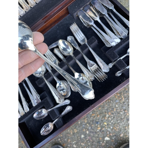 223 - A Cooper & Luddenham plated canteen of cutlery in mahogany box