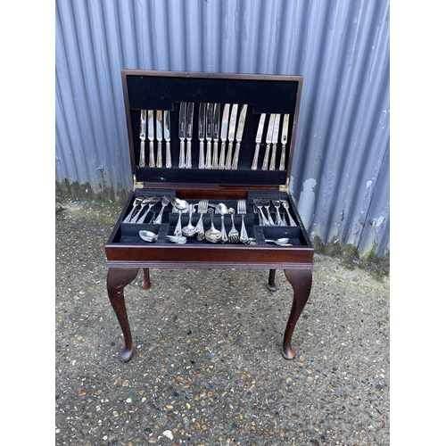 223 - A Cooper & Luddenham plated canteen of cutlery in mahogany box