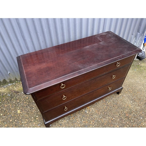 33 - A stag minstrel chest of three drawers 108x46x 70