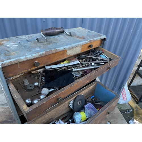 418 - A metal cased five drawer tool cabinet with assorted contents