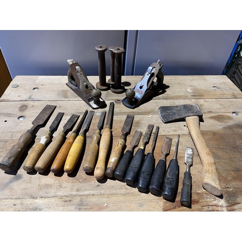 434 - Two record no.4 planes, hand axe and 14 carving chisels and three pegs