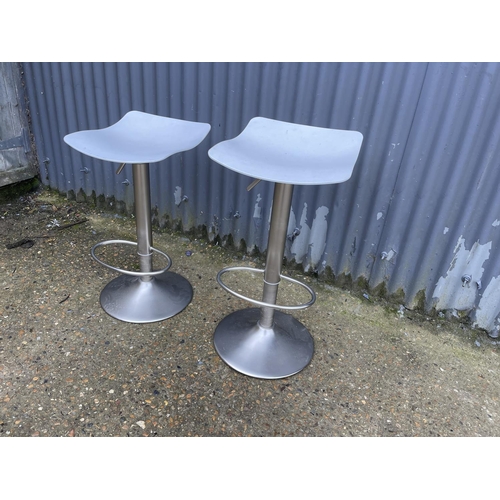 95 - A pair of modern gas lift bar stools