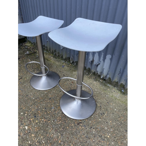 95 - A pair of modern gas lift bar stools