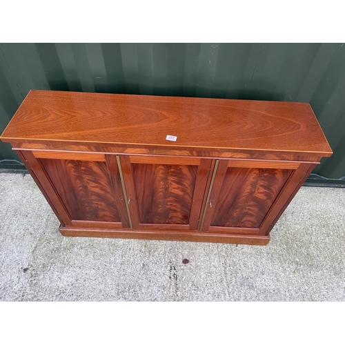 297 - A reproduction mahogany three door sideboard 122x30x80