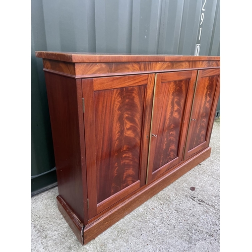 297 - A reproduction mahogany three door sideboard 122x30x80