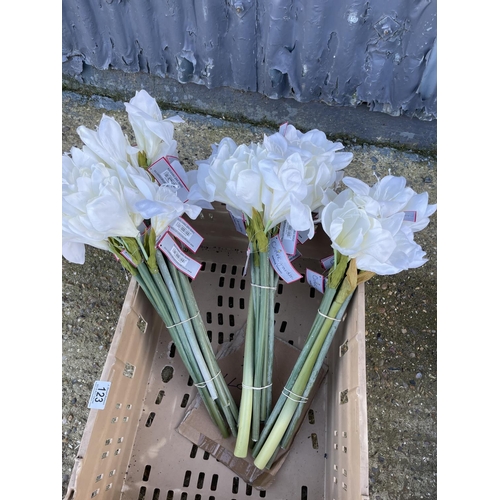 123 - A tray containing 30 stems of white glitter amaryllis