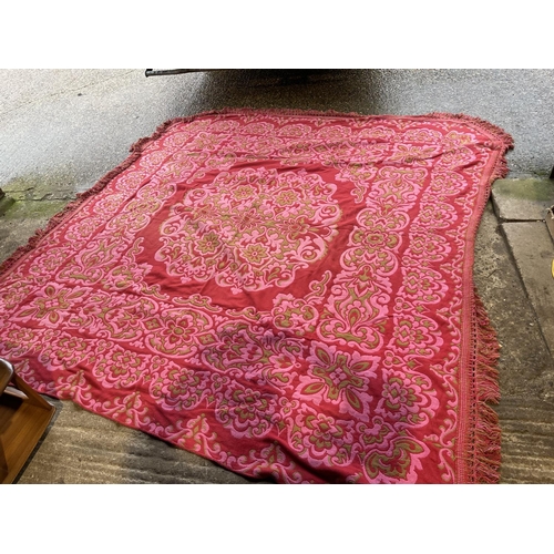 226 - A large pink pattern rug / throw 275x290