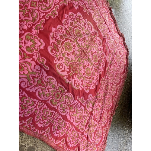 226 - A large pink pattern rug / throw 275x290