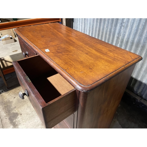 30 - A large victorian mahogany chest of five drawers 114x55x140