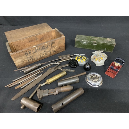 538 - WD Tin, vintage tools, 2 AA and MG badges