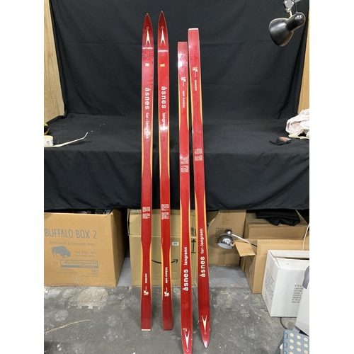 620 - 2 pairs Asnes Langrenn Skis, good condition