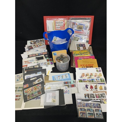 624 - Large collection stamps - British double deckers - first day Covers, Albums, loose stamps etc. Tub o... 