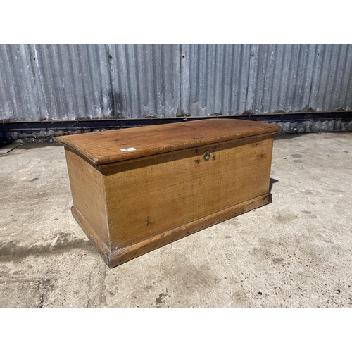 63 - A elm blanket box 80x43x33