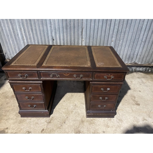 64 - A reproduction mahogany twin pedestal desk with a three section leather top 138x77 x 80