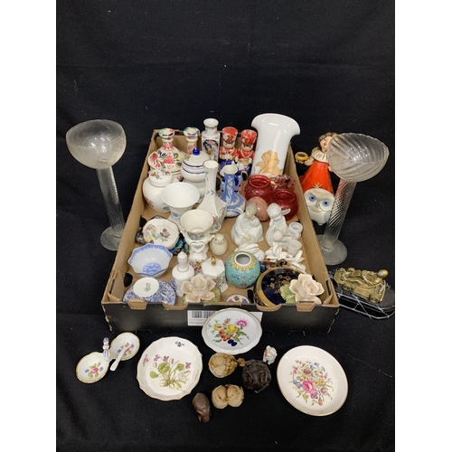 677 - Tray of trinket ware and ornaments