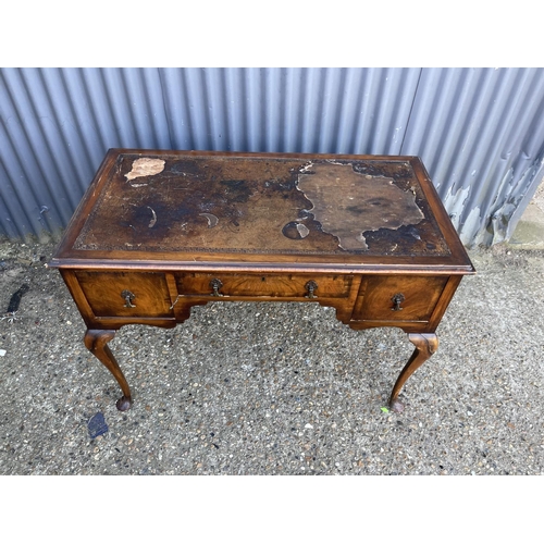 142 - A Queen Anne style walnut kneehole writing table 108x57x75