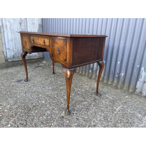 142 - A Queen Anne style walnut kneehole writing table 108x57x75