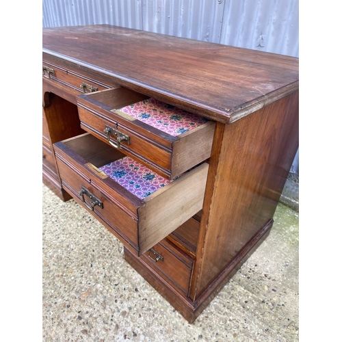 22 - An Edwardian mahogany desk 120x52x 75