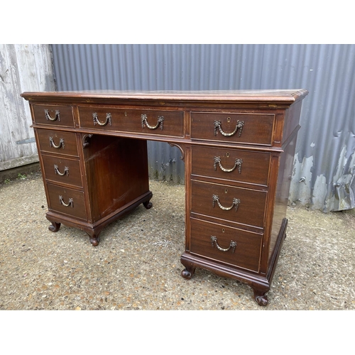 40 - A mahogany nine drawer kneehole writing desk  130x 60x 80