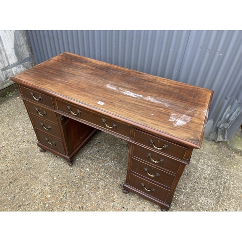 40 - A mahogany nine drawer kneehole writing desk  130x 60x 80