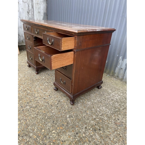 40 - A mahogany nine drawer kneehole writing desk  130x 60x 80