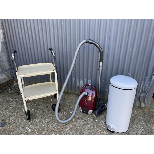 52 - Meile cleaner, walker and a peddle bin