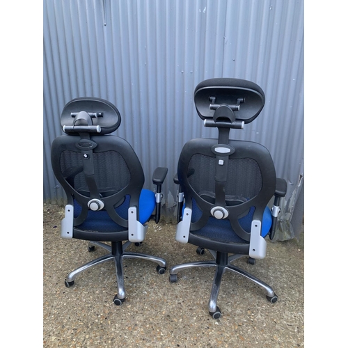 92 - 2 swivel office chairs, gas lift and adjustable