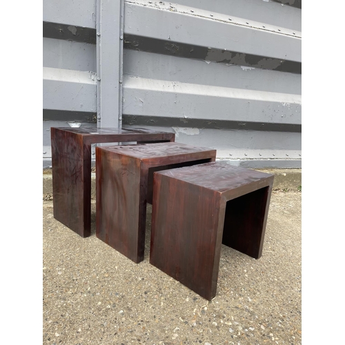 319 - A deco nest of three tables 60 x 30x 50