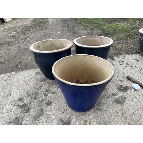 400f - Set of 3 blue glazed pots, pair of pots and one other