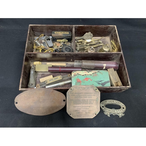 563 - Wooden tray of assorted sundry metal items and signs