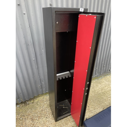 82 - A large 6 gun shotgun safe cabinet with independent lockable ammunition compartment (with keys) 35x3... 