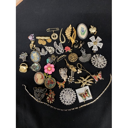 960 - Costume brooches and necklace