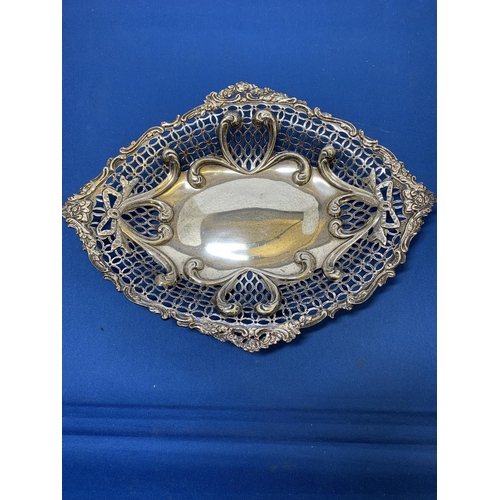 833 - Victorian Hallmarked Silver Basket, weight 10 ozt, 29 x 21.5 cms