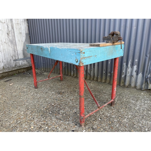 14 - An industrial tressel table / workbench with vice 122x60 x73