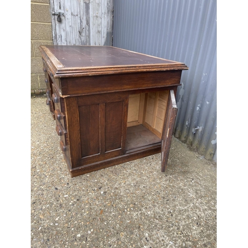 44 - A 20th century oak twin pedestal office desk with storage to the pedestal ends 152x90x75