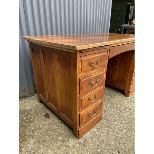 45 - A 20th century oak kneehole office desk 132x77x77