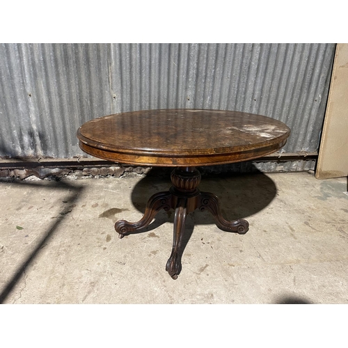 71 - A victorian walnut tilt top breakfast table AF