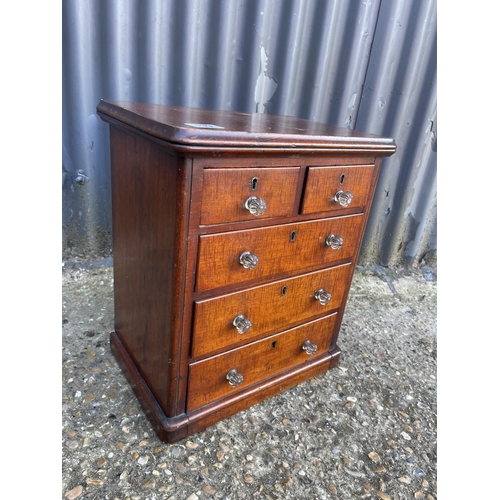 139 - A victorian mahogany apprentice miniature chest of five drawers 38x25x48