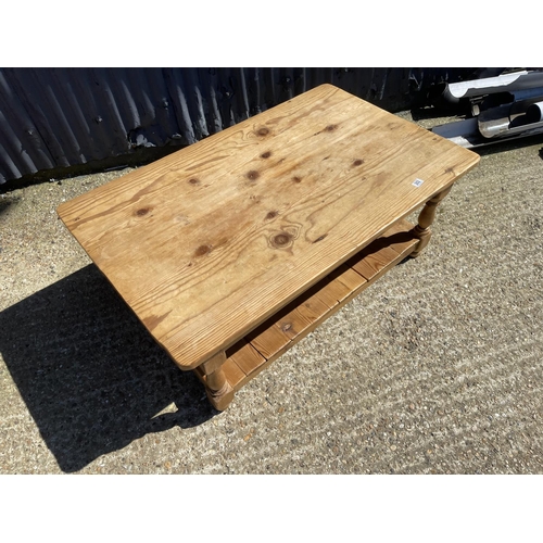 202 - A large farmhouse pine coffee table 123x76x45